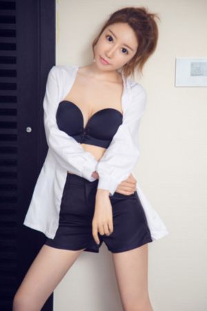 开车带美女上山打扑克的图片_4K超清免费观看